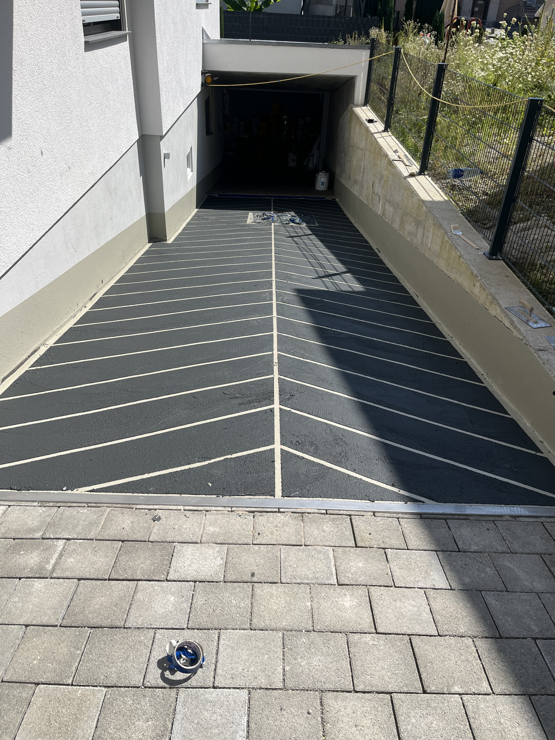 Sanierte Tiefgaragenrampe mit rutschhemmender Beschichtung