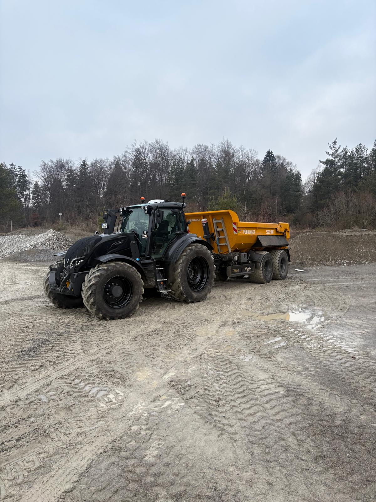 Traktor Valtra T-Serie mit Pühringer-Halfpipemulde