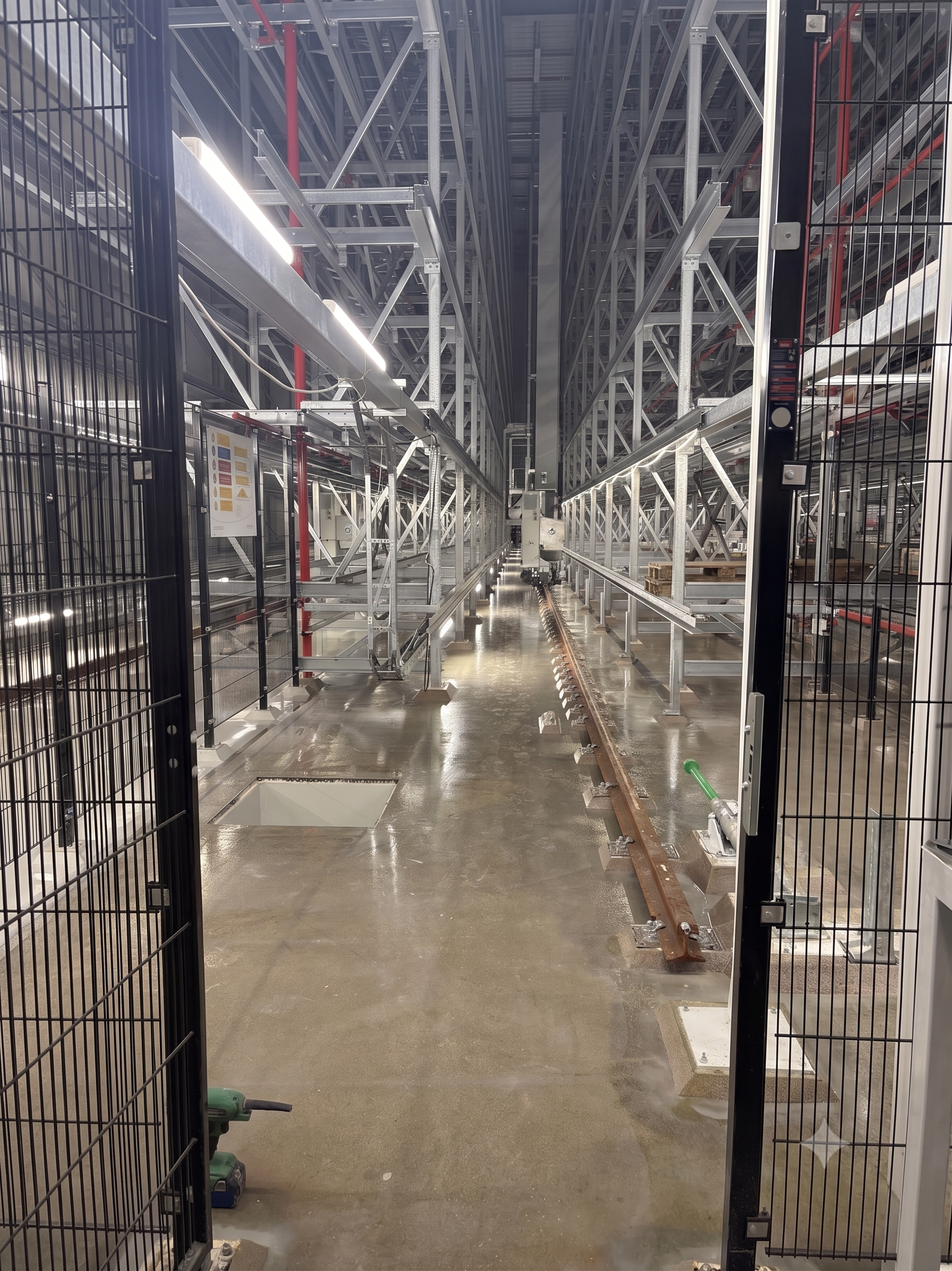 Professionell beschichteter Industrieboden in einer Halle