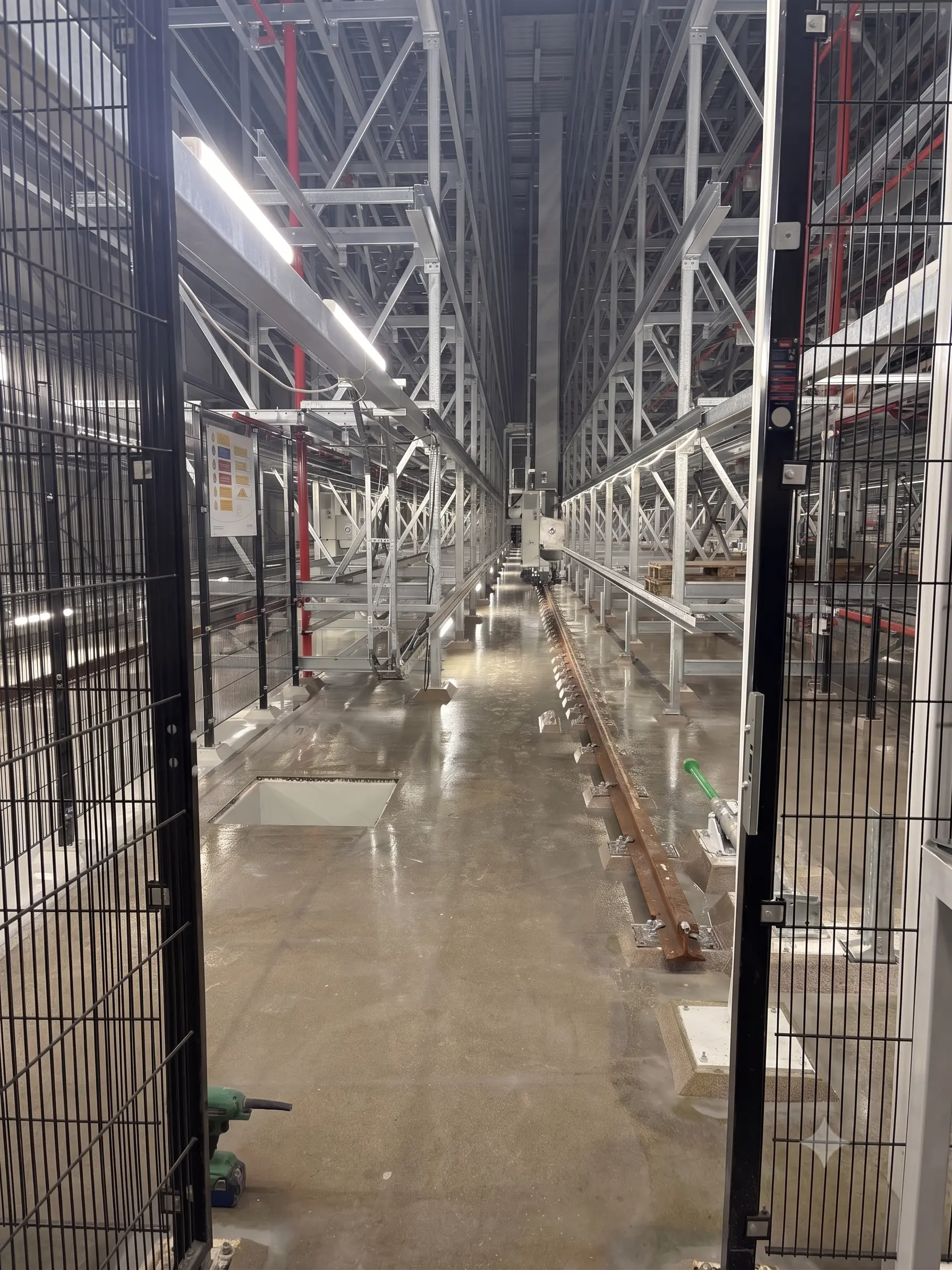 Professionell beschichteter Industrieboden in einer Halle